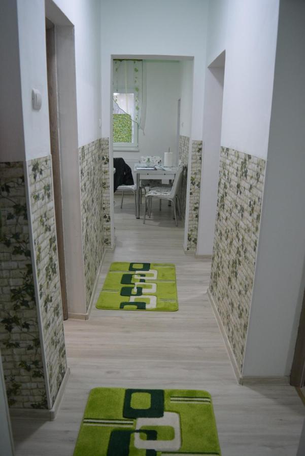 Green apartment Hunedoara Buitenkant foto